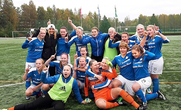 Rovaniemen Palloseuran naisten joukkue juhlii Ykköseen nousua Kontulan tekonurmella sunnuntaina.