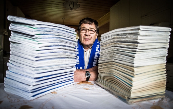 Eino Aholla, 74, on jo toista hyllymetriä kansioita, jotka kertovat hänen suosikistaan. Leikekirjoihin mahtuu RoPS:n edustusjoukkueen koko taival vuodesta 1969.