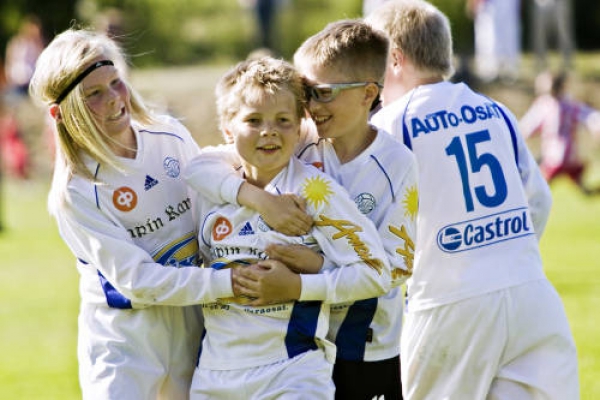 Rovaniemen Palloseuran pelaajat juhlivat 1-1 tasoitusmaalia.