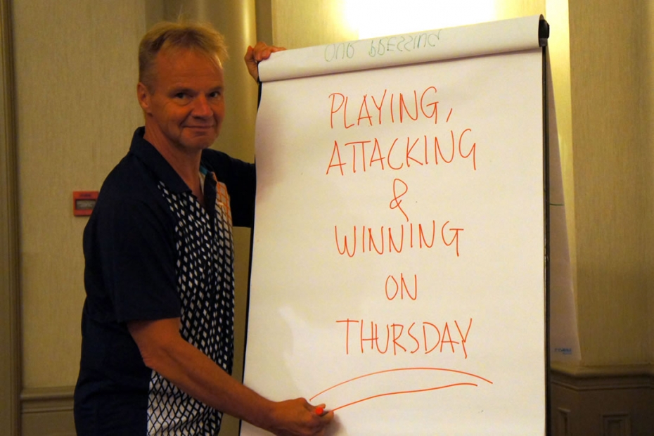 Juha Malinen piti joukkueelle palaverin keskiviikkona hotellilla