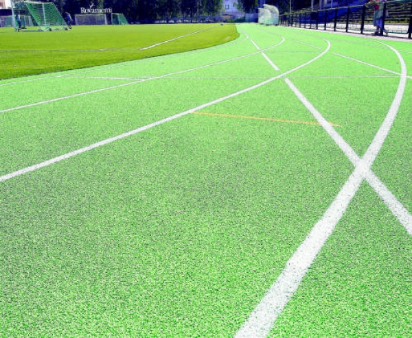 Vihreät juoksuradat ovat harvinainen näky Suomen urheilukentillä.