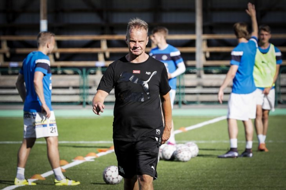 Rovaniemen Palloseuran valmentaja Juha Malinen veti tuimailmeisenä joukkueensa harjoituksia keskiviikkona.