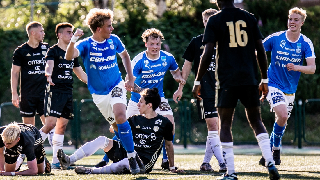 Aapo Savolainen tuulettaa maaliaan ottelussa SJK Akatemiaa vastaan.