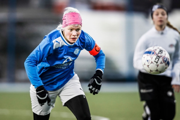 RoPSin kapteenin Liisa-Maija Raution mukaan kannustuslaulu sopii hyvin jalkapallojoukkueelle.