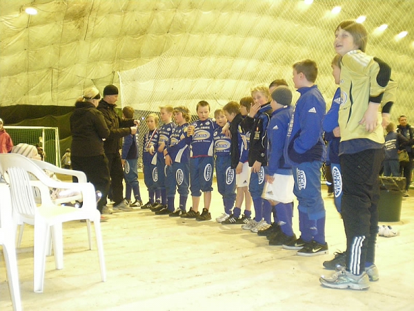 Siniselle joukkueeelle pujotettiin kultamitalit kaulaan turnauksen päätteeksi.