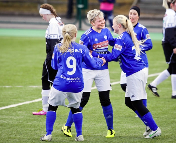 Liisa-Maija Rautiota onniteltiin RoPSin 1-0 maalin johdosta.