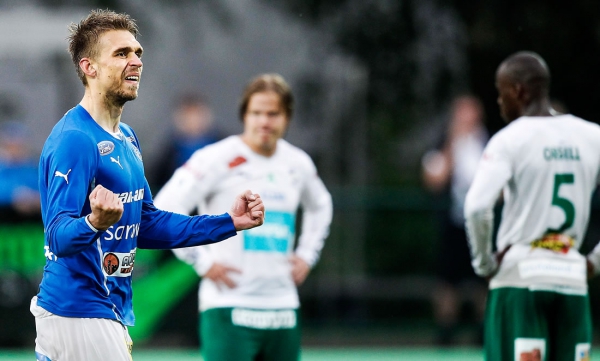 RoPSin Aleksandr Kokko on iskenyt tällä kaudella jo 12 maalia. Kokko johtaa Veikkausliigan maalipörssiä. Takana seisova Petteri Forsell iski IFK Mariehamin osuman pilkulta. Se ei paljoa miestä ilahduttanut pelin jälkeen.
