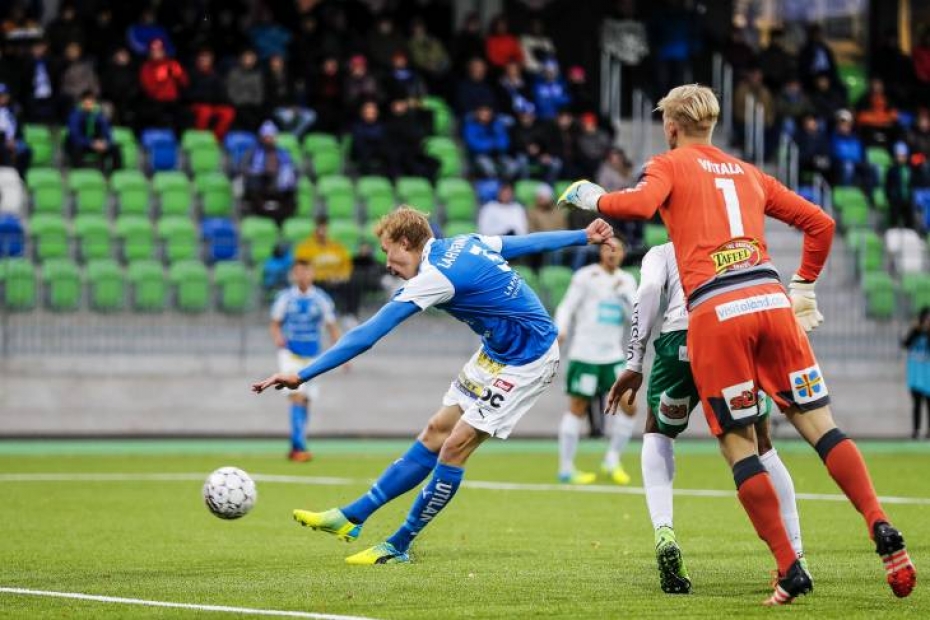 IFK Mariehamnin maalivahti Walter Viitala seuraa vain katseellaan, kun RoPSin Jarkko Lahdenmäki pääsee tälläämään kohti vieraiden maalia. Maalin asti pallo ei mennyt, sillä veto kilpistyi IFK:n puolustajaan.