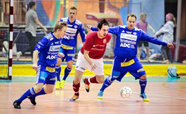 FC Santa Claus Futsalin Santeri Viitasaari porskuttaa karkuun RoPSin Tuomo Könöseltä ja toimitusjohtaja Antti Hietakankaalta (oik.).