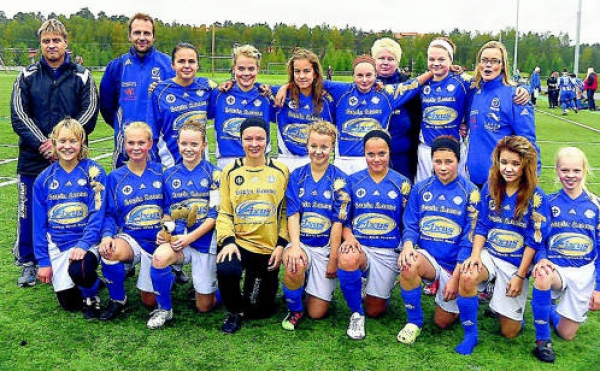 Rovaniemen Palloseuran D-tytöt valmentajineen kauden päättäneen voittoisan pelin jälkeen. Kuvassa eivät ole kaikki joukkueen pelaajat.