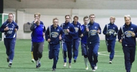 "Kari Virtanen (oik.) veti maanantaina Ounashallissa ensimmäiset treenit Rovaniemen Palloseuran edustusjoukkueelle.