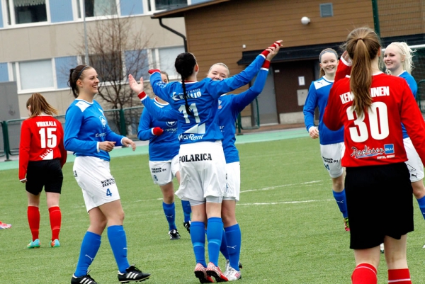 Janina Kämäräinen (11) iski kolme maalia ONS:n verkkoon. Tässä juhlitaan joukkueen neljättä maalia. Vieressä Essi Jokelainen (4). 