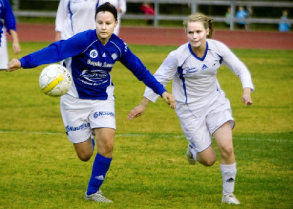 Tanja Miettunen (oik.) ja Kemin Into olivat paikallisottelussa parempia