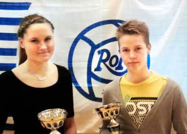 Johanna Vainionpää palkittiin vuoden tyttöpelaajana ja Olli Pöyliö poikapelaajana RoPSin juniorikauden päättäjäisissä.