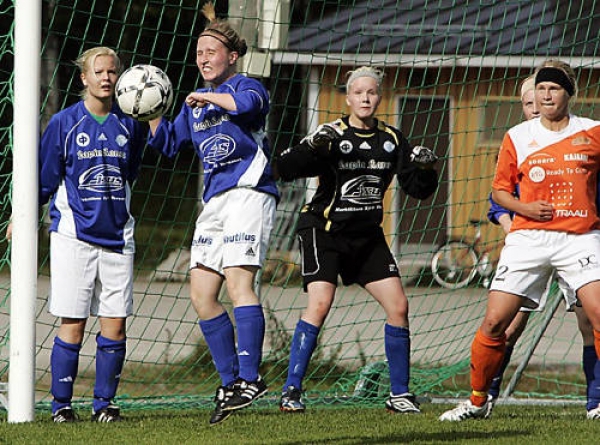 Maalivahti Sarita Peltomaa vaihtoi viime kesäisen vastustajan FC Wimman riveihin Ykköseen. Saara Autto (toinen vas.) kuuluu RoPSin naisten runkopelaajiin tänäkin kesänä.