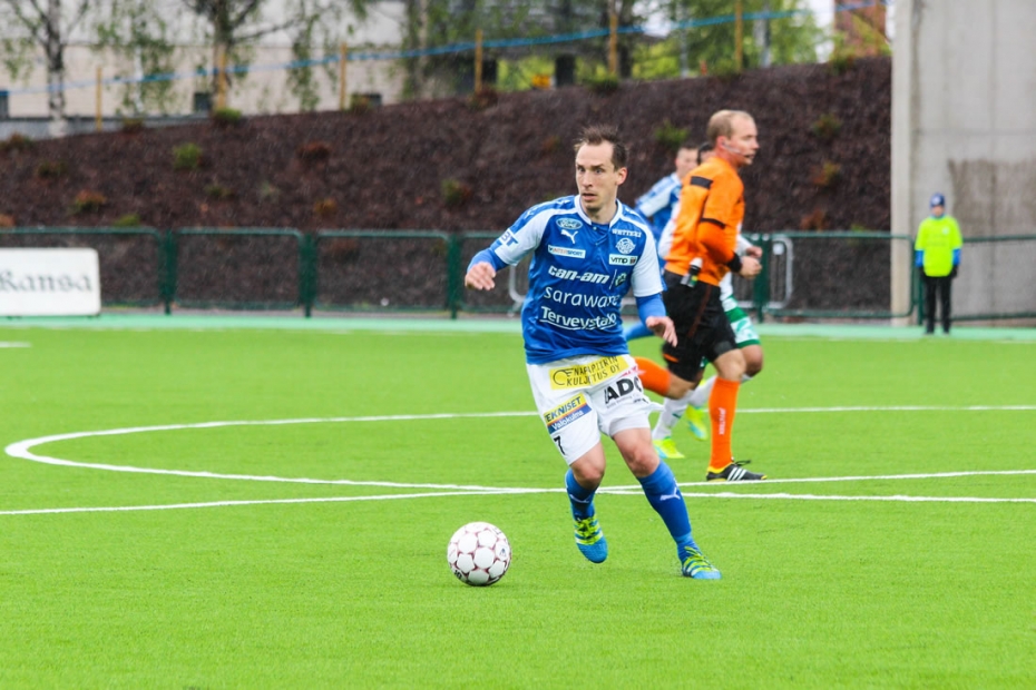 Mika Mäkitalo mursi kämmenselkänsä IFK Mariehamn -ottelussa.
