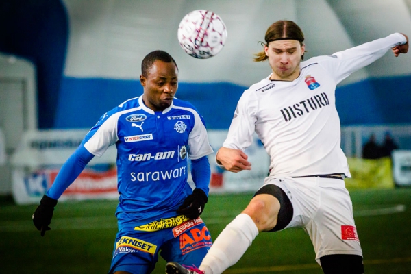 Ransford Osei (vas.) pelasi RoPSin paidassa Liigacupin ottelussa PS Kemiä vastaan. Vastapelurina Kalle Taimi.