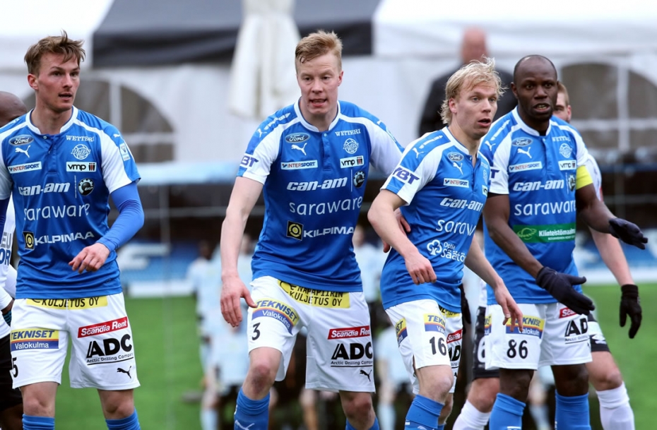 Jarkko Lahdenmäki (kuvassa keskellä) ennakoi tiukkaa peliä tänään IFK Mariehamnia vastaan.