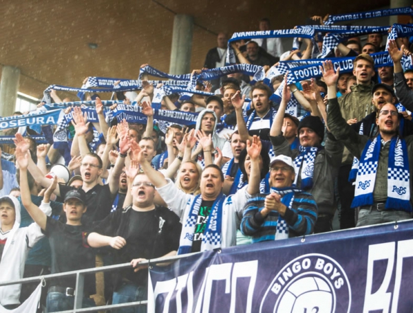 ROPS fanit kannustivat omiaan eilen Raatin stadionilla eilen seisten ja laulaen. Kuppi-istuimista viis veisaten. 