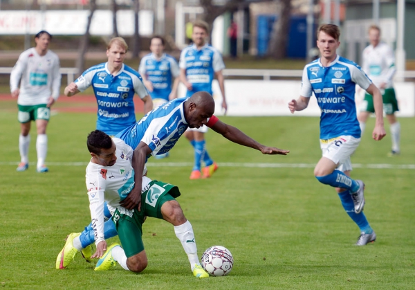 RoPS-toppari Abdou Jammeh pysäyttää IFK Mariehamnin Brian Spamin läpiajon. Oikealla Janne Saksela.