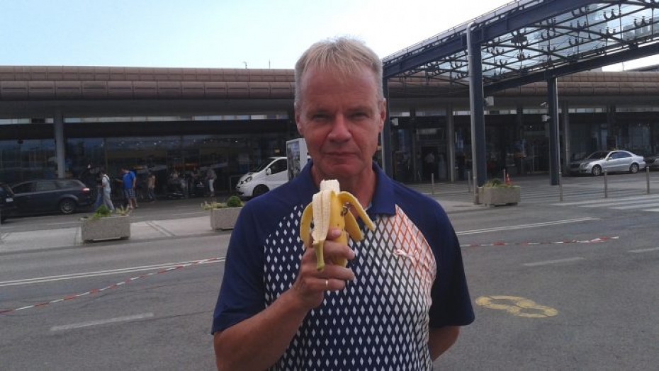 RoPS:n valmentaja mutusteli banaania Ljubljanan lentokentällä.
