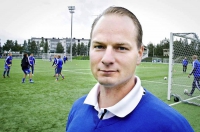 Toimitusjohtaja Antti Hietakangas RoPSin edustusjoukkueen harjoituksissa. Hänkin on pukenut kesän aikana pelipaidan ylleen, mutta Kittilän Palloseuran Nelosen otteluissa.
