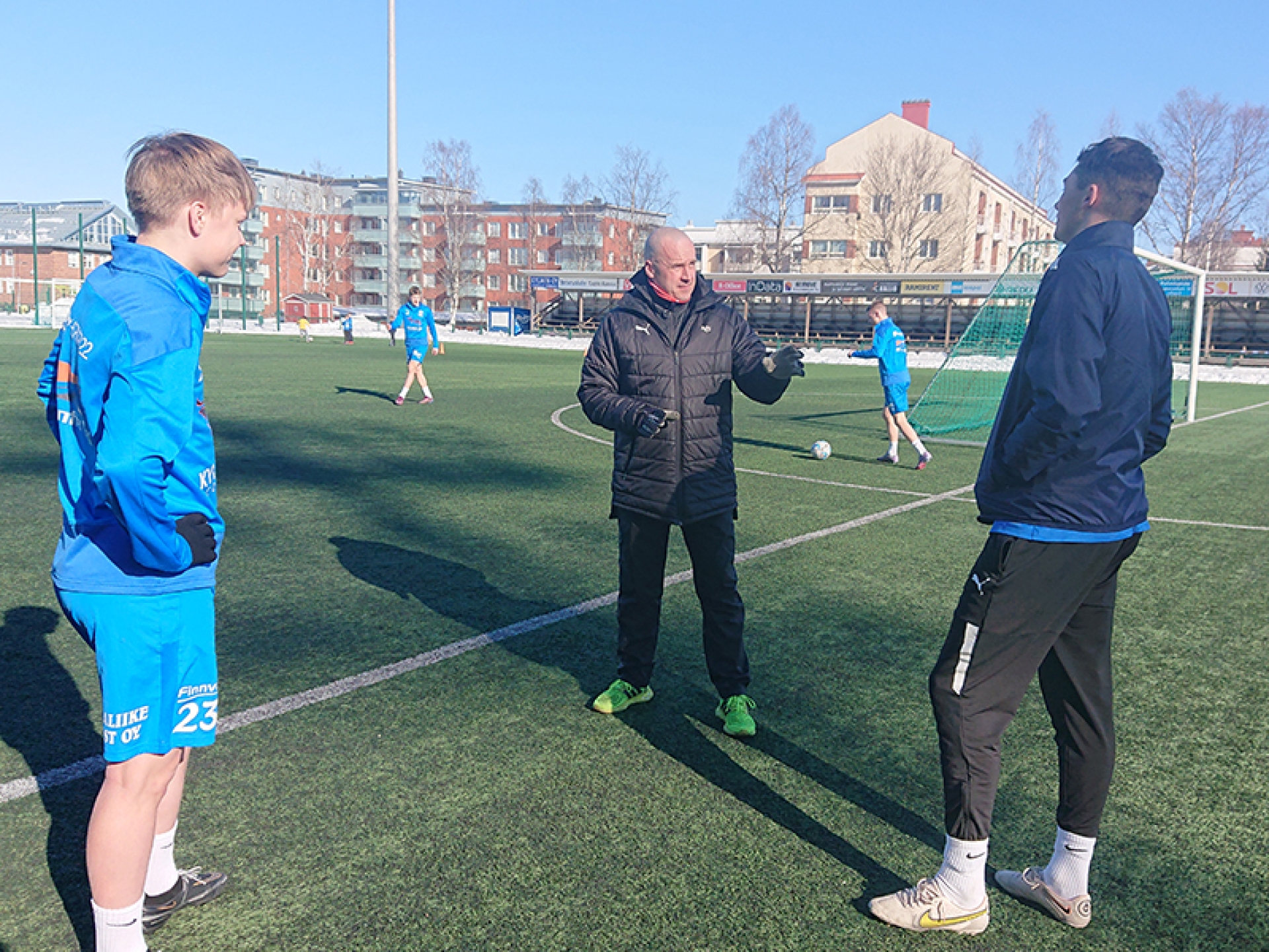 Marko Vatanen ohjeistaa pelaajia Keskuskentällä. Joukkue on päässyt harjoittelemaan ulkona viikon verran ennen ensimmäistä peliä.