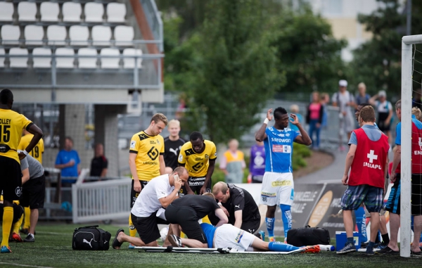 RoPSin topparin Jarkko Lahdenmäen vakava loukkaantuminen pysäytti Kuopion ottelun varttitunniksi. Lahdenmäkeä hoidettiin ensin kentälle ennen siirtoa ambulanssilla sairaalaan. Toinen toppari Obilor kertaa tapahtumaa.