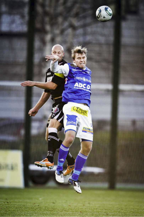 RoPSin Mika Lahtinen (oik.) upotti TPS:n verkkoon kaksi maalia Jarno Heinikankaan estelyistä huolimatta. 