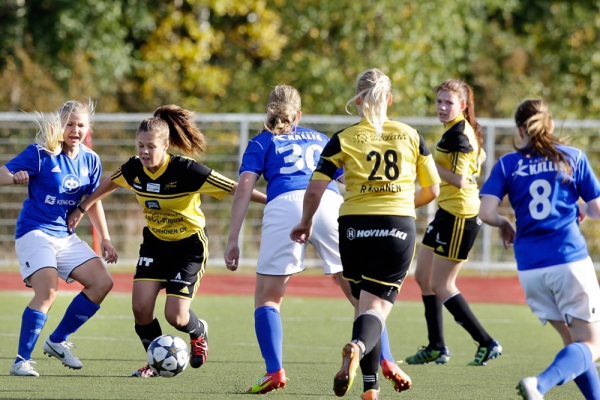 Rovaniemeläinen naisjalkapallo on ottanut askelia eteenpäin. Tulevaisuus on B-tytöissä, sillä kaupungissa on kaksi Ykkösen joukkuetta. Paikallispelissä tositoimissa Venla Viertola (vas.), Marianna Kallonen, Anni Turpeinen, Veera Räisänen, Riina Alakurtti ja Karoliina Kämä.