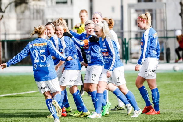 Rovaniemen Palloseuran naisilla oli aihetta juhlaan. RoPS otti historiansa ensimmäisessä Ykkösen ottelussa heti voiton kotikentällä. 