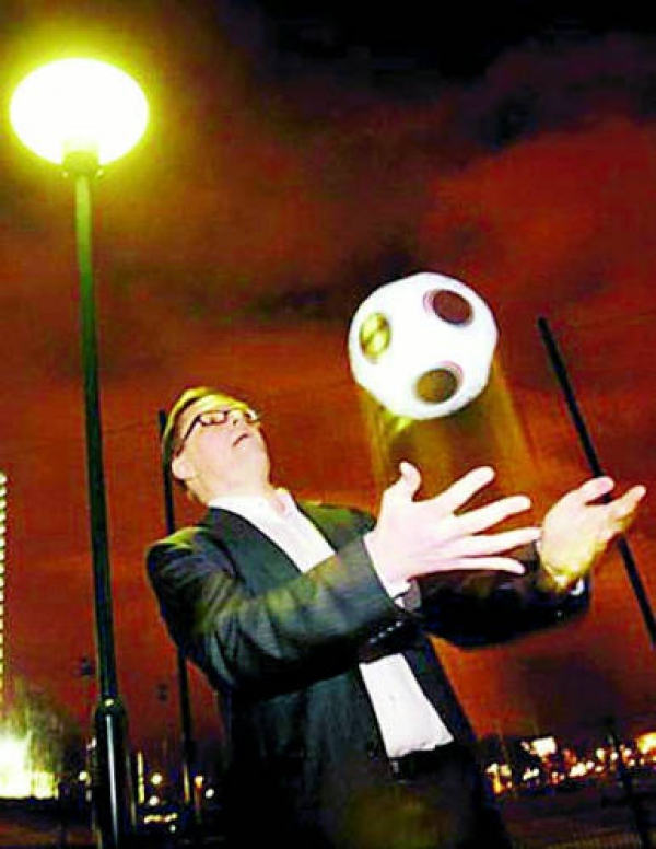 Helsingin valot loistivat kun RoPSin puheenjohtaja Risto Niva pompotteli jalkapalloa tyytyväisenä liigalisenssi taskussa.