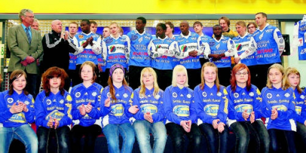 Rovaniemen Palloseuran edustusjoukkue esittäytyi torstaina kauppakeskus Revontulessa. Liigajoukkueen edessä seuran tyttöjoukkue D96.