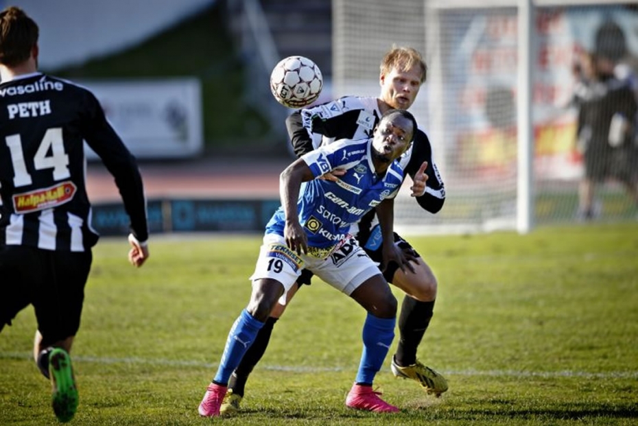 Rovaniemen Palloseuran Ransford Osei (19) pysyi Vaasan Palloseuran puolustuksen pihdeissä.