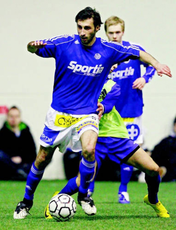 Janne Turpeenniemi seuraa taustalla, kun kaksi maalia RoPSille ampunut Pavle Khorguashvili pujottelee Ounashallissa.