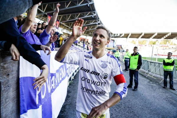 Rovaniemen Palloseuran kapteeni Antti Okkonen sai seuran kannattajilta onnitteluja Helsingissä, kun HJK kukistui 2-0.