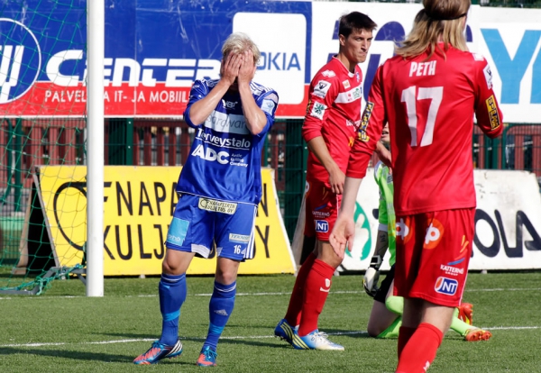 RoPSin Ville Saxman tuhrasi avopaikan Pietarsaaren Jaroa vastaan. Miehellä oli myös pari muutakin tilaisuutta iskeä pallo ohi Jaro-maalivahti Jesse Östin.
