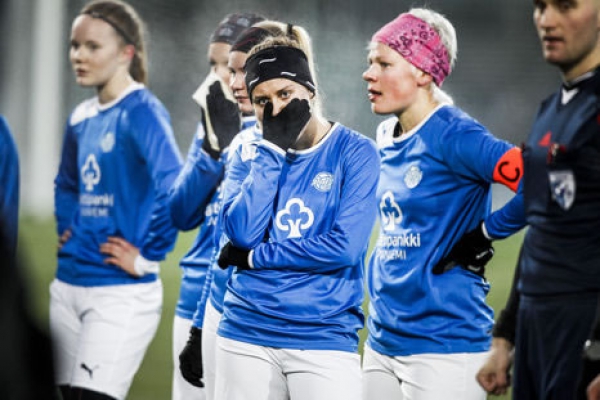 RoPSin leirissä tunnelmat olivat maassa kauden viimeisen pelin jälkeen. Tinja Jokelainen (keskellä) ja kapteeni Liisa-Maija Rautio pettyneinä ottelun jälkeen.